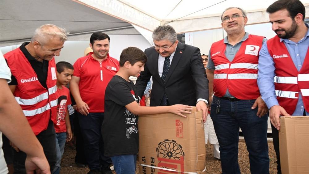 OSMANİYE’DE DEPREMZEDE ÇOCUKLARA BİSİKLET