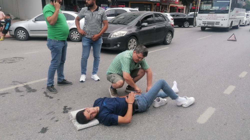 KAZADA YARALANAN MOTOSİKLET SÜRÜCÜSÜNE İLK MÜDAHALEYİ OLAY YERİNDEKİ DOKTOR YAPTI