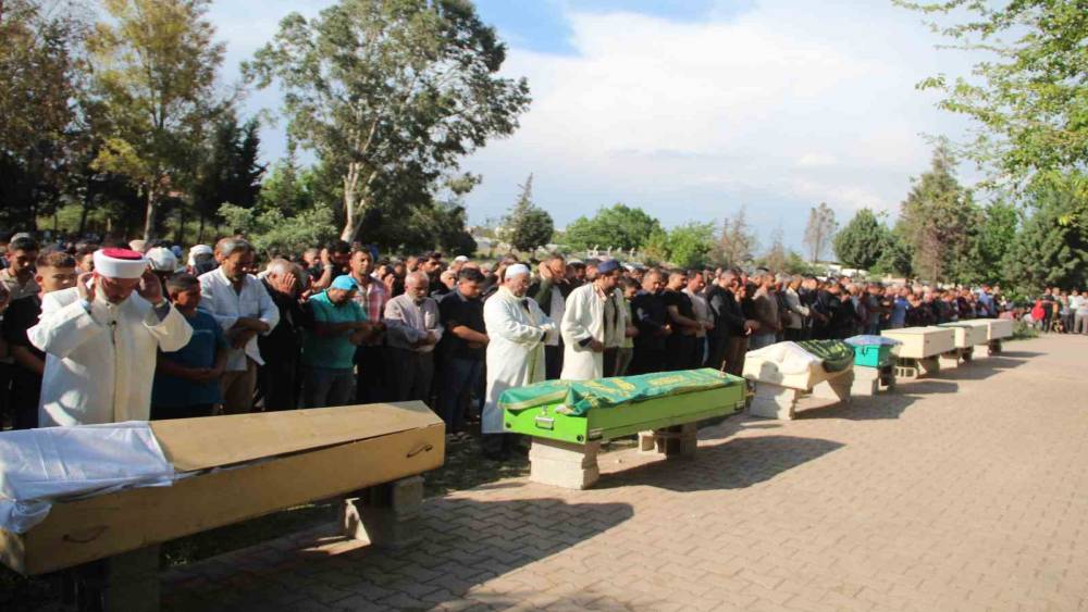 Hatay’da kamyon faciasında ölen 7 kişi, yan yana defnedildi