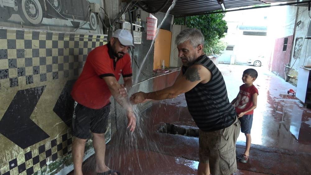OSMANİYE’DE SICAK HAVA OTO YIKAMACILARIN YÜZÜNÜ GÜLDÜRDÜ