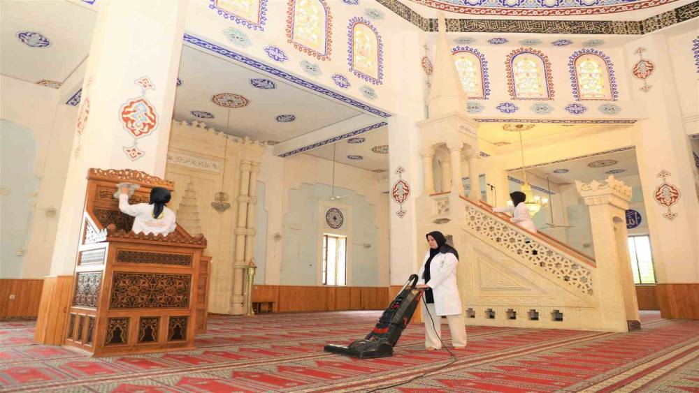 YÜREĞİR’DE CAMİLERDE BAYRAM TEMİZLİĞİ