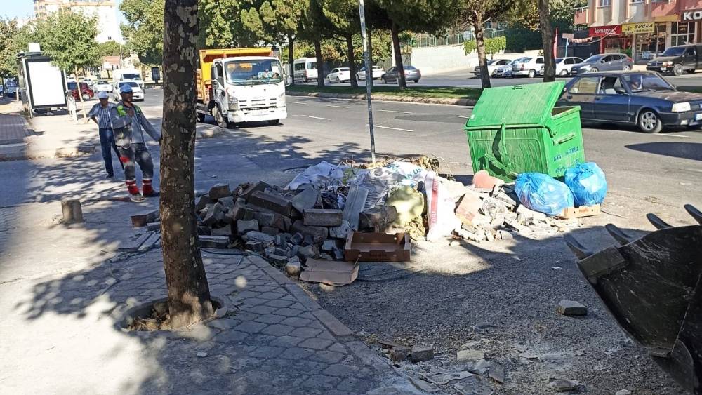 KAHRAMANMARAŞ’TA İNŞAAT ATIKLARI TEMİZLENİYOR