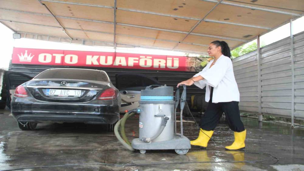 OJELİ TIRNAKLARIYLA OTO YIKAMACI OLDU, HEDEFİ DAHA ÇOK KADIN İSTİHDAMI