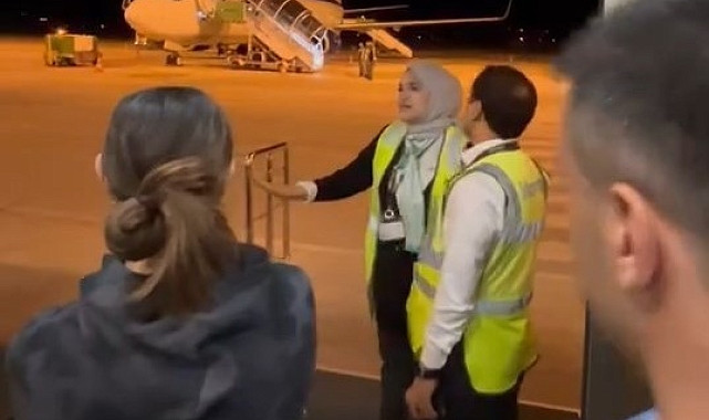 A JET PİLOTU "UÇUŞ SÜREM DOLDU" DEDİ, MAĞDUR OLAN YOLCULAR İSYAN ETTİ