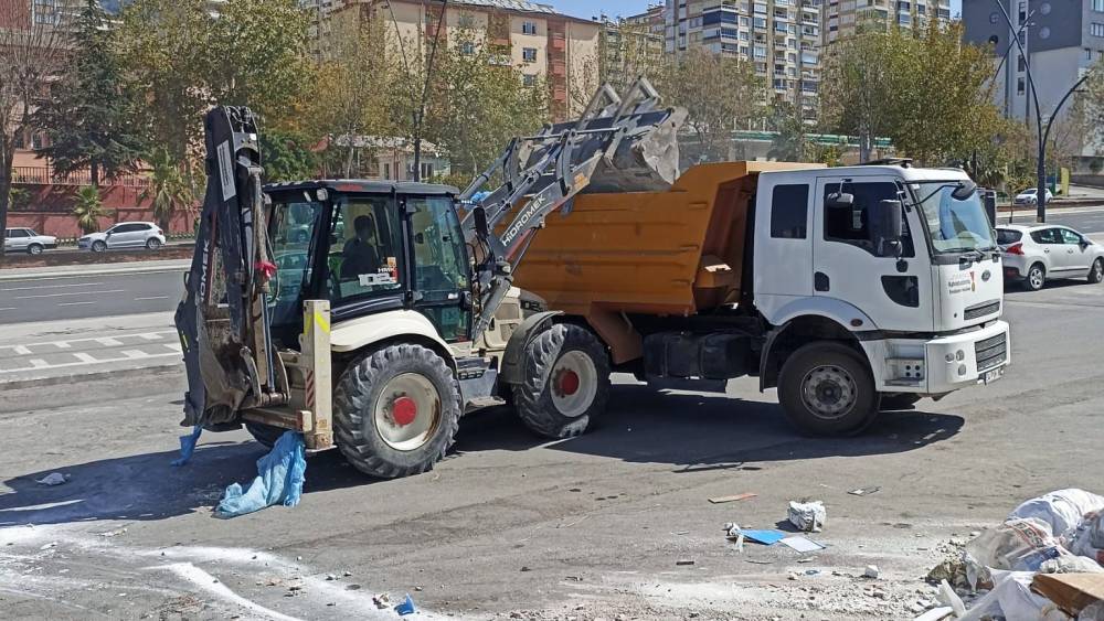 KAHRAMANMARAŞ’TA MOLOZ YIĞINLARI KALDIRILIYOR