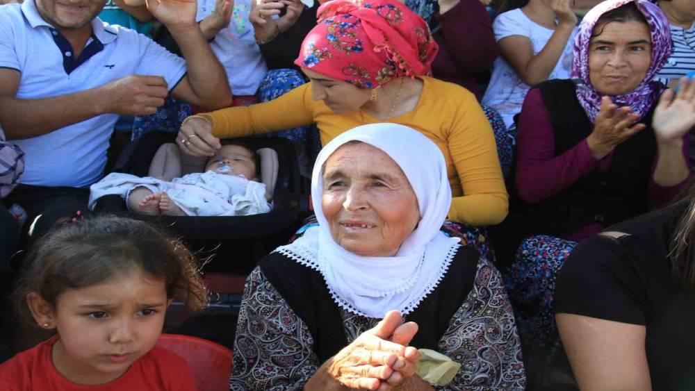 BEBEKLİSİ, BASTONLUSU, ÇOK SAYIDA KADIN MAÇA GELİP TAKIMLARINA DESTEK VERDİ