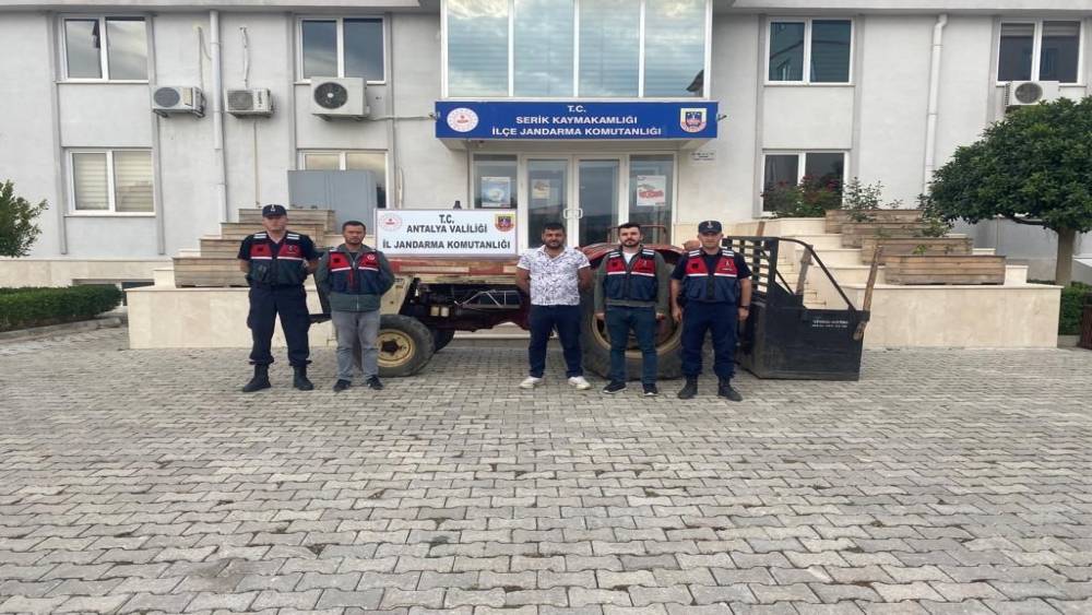Traktör çalan iki kişi yakalandı, traktör sahibine teslim edildi