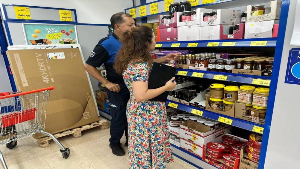 KEMER’DE ZABITADAN MARKETLERDE DENETİM