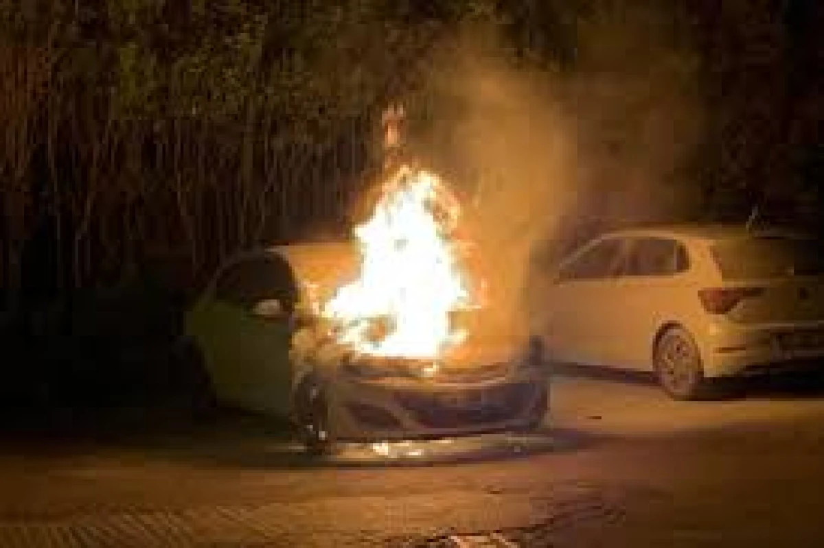 PARK HALİNDEKİ OTOMOBİL ALEV ALEV YANDI