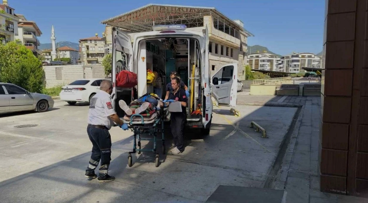 ALANYA'DA KONTROLDEN ÇIKAN CİP UÇURUMA YUVARLANDI: 2 YARALI