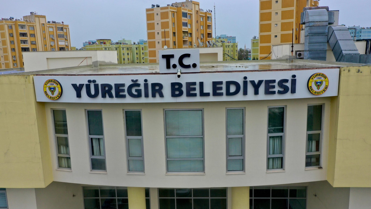 ADANA'NIN ÖRNEK BELEDİYESİ: SGK’YA BORÇLARINI ÖDEDİKLERİNİ DEV PANKARTLA DUYURDULAR