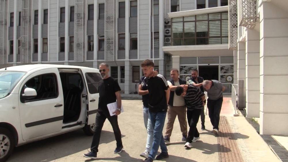MERSİN’DE GÜVENLİK KAMERALARINCA TESPİT EDİLEN HIRSIZLIK ZANLILARI TUTUKLANDI