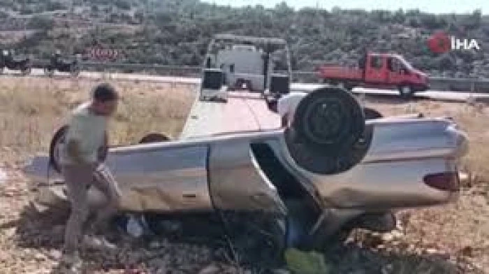 OTOMOBİL KARŞI ŞERİDE GEÇİP TAKLA ATTI: 1 ÖLÜ, 1 YARALI