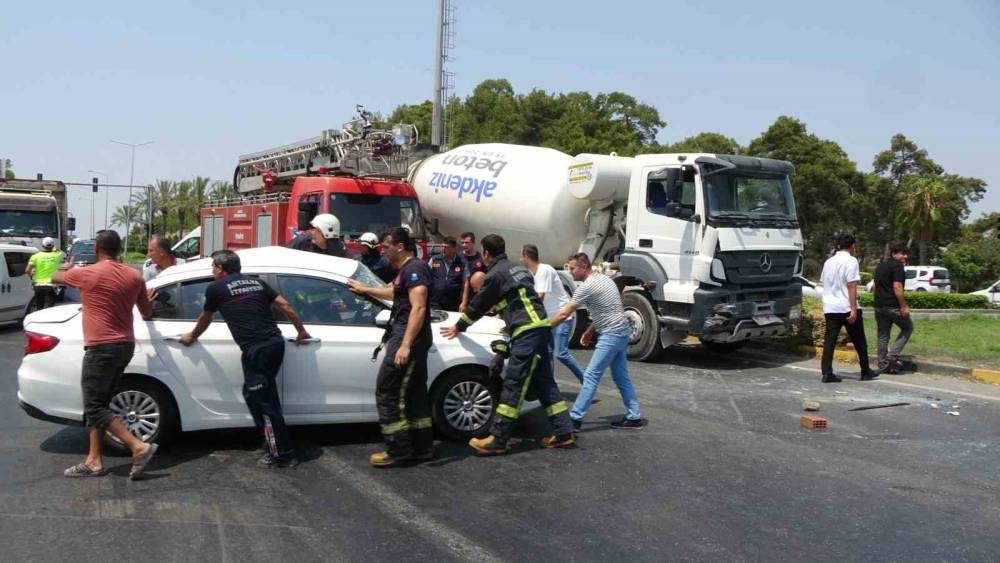 BETON MİKSERİ İLE OTOMOBİL ÇARPIŞTI: 1’İ AĞIR 4 YARALI