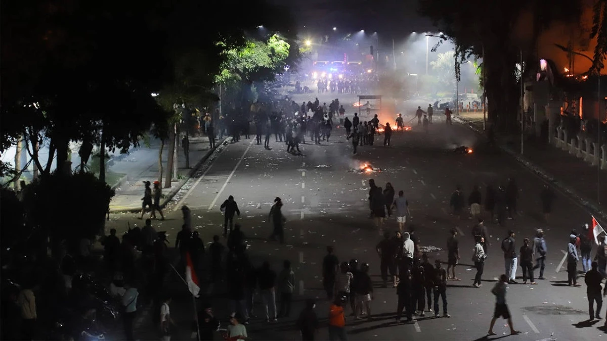 ENDONEZYA'DA PROTESTOLARA YOL AÇAN MİLLETVEKİLİ ÖDENEKLERİNİN İPTALİNE KARAR VERİLDİ