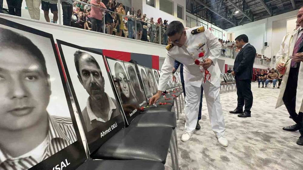 HÜZÜNLÜ MEZUNİYET: DEPREMDE ÖLEN 45’İ ÖĞRENCİ 49 KİŞİ ANILDI