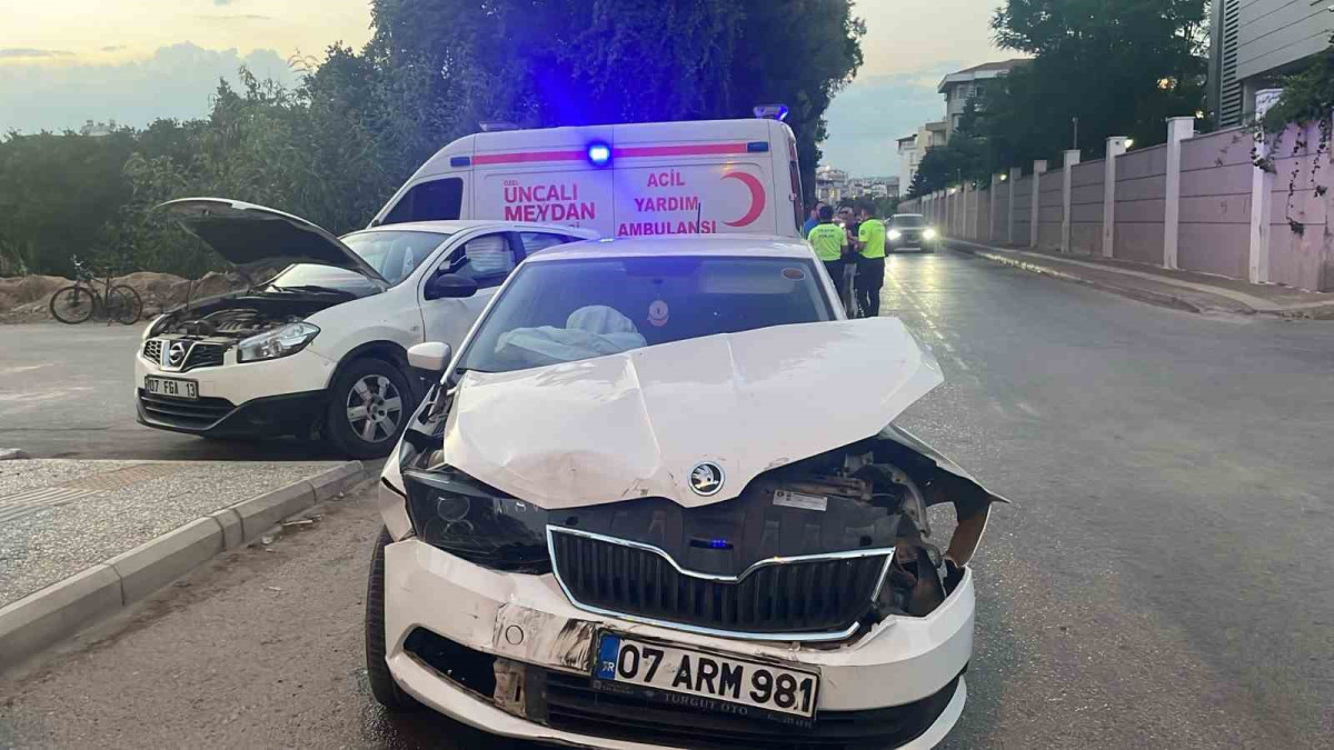 ANTALYA'DA İKİ OTOMOBİL KAFA KAFAYA ÇARPIŞTI: 1 YARALI