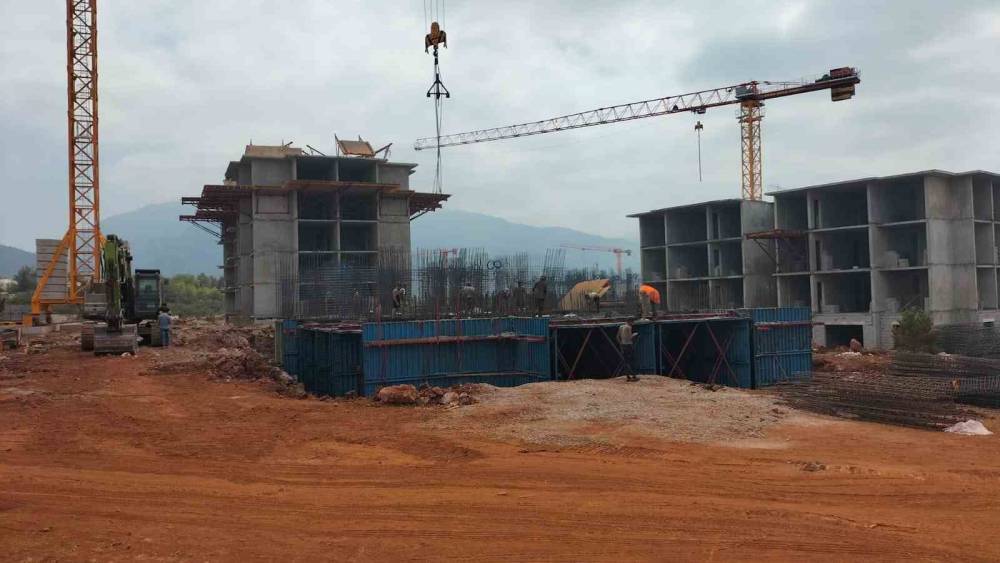 OSMANİYE’NİN DÜZİÇİ İLÇESİNDE DEPREM KONUTLARI YÜKSELİYOR