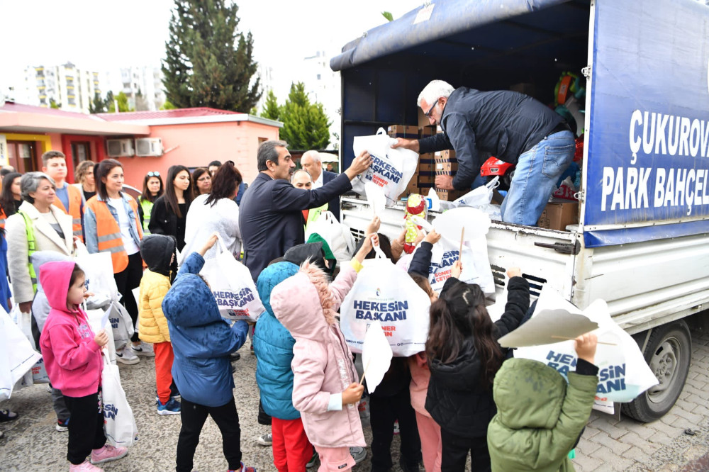 ÇUKUROVALI ÇOCUKLAR DEPREMZEDE ARKADAŞLARINA OYUNCAK GÖNDERDİ
