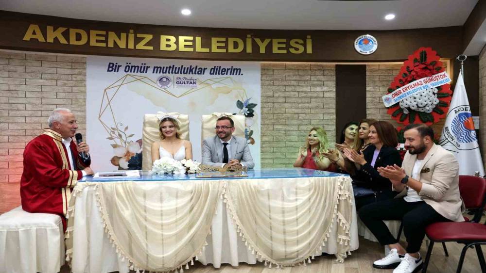 AKDENİZ’DE 4,5 YILDA 9 BİNİ AŞKIN ÇİFTİN RESMİ NİKAHI KIYILDI