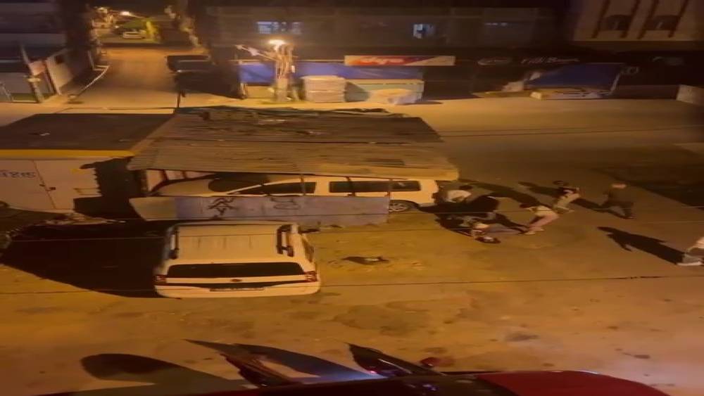 ADANA’DA SOKAK ORTASINDA TARTIŞMADA SİLAHLAR ÇEKİLDİ: 1 YARALI