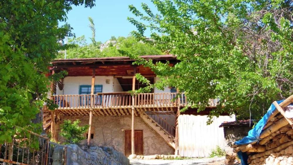 KAHRAMANMARAŞ’TA YILLARA MEYDAN OKUYAN EVLER, DEPREMDE BİLE AYAKTA KALDI