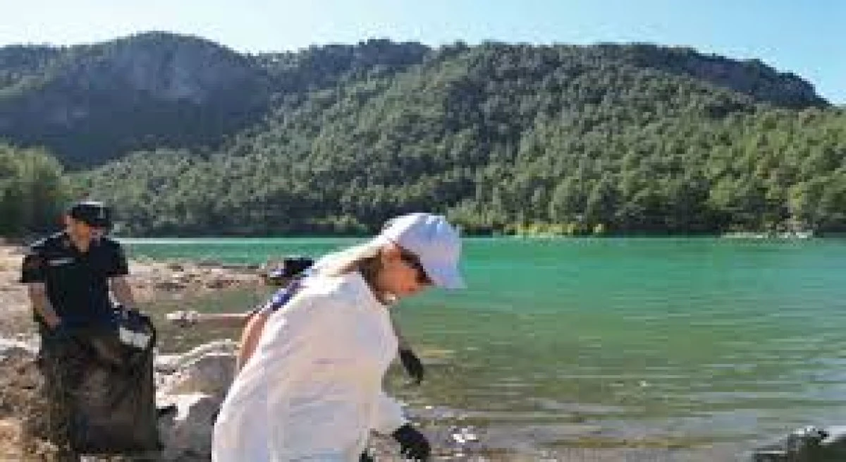 KAMU GÖREVLİLERİ, ORMAN YANGININA KARŞI ATIK TOPLADI
