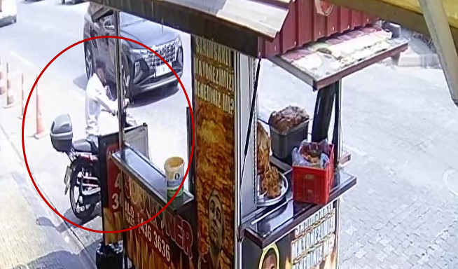 YEMEK YEMEĞE GİRDİ, MOTOSİKLETİ ÇALINDI