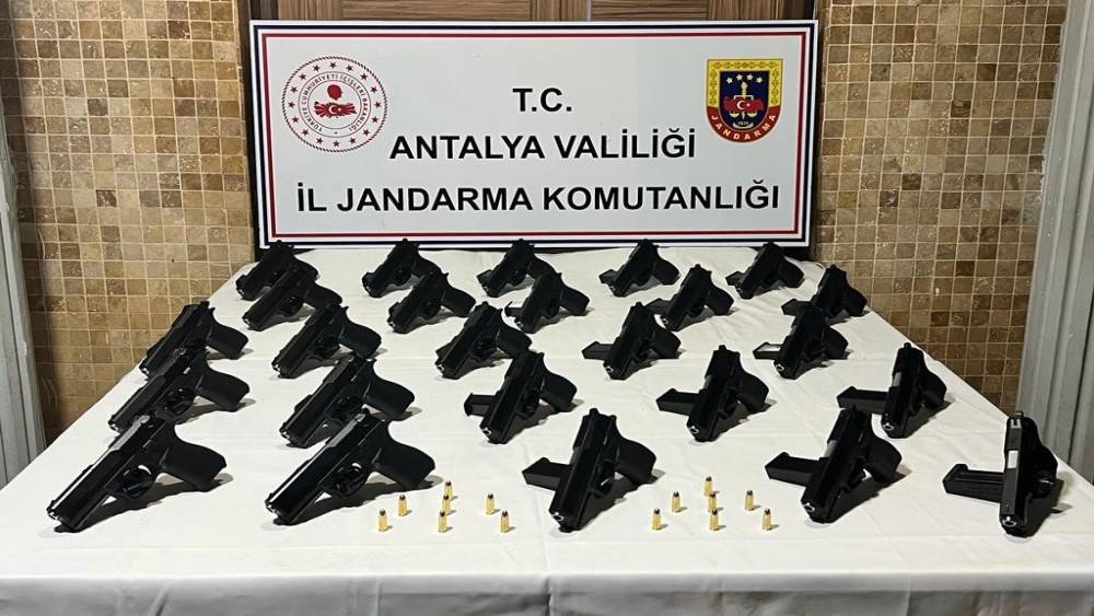 ANTALYA’DA 25 ADET RUHSATSIZ TABANCA ELE GEÇİRİLDİ