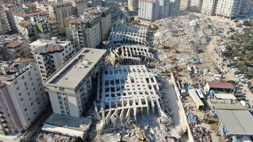 BİNLERCE KİŞİYE MEZAR OLAN BİNALARIN YERİNİ BOŞ ARAZİLER ALDI