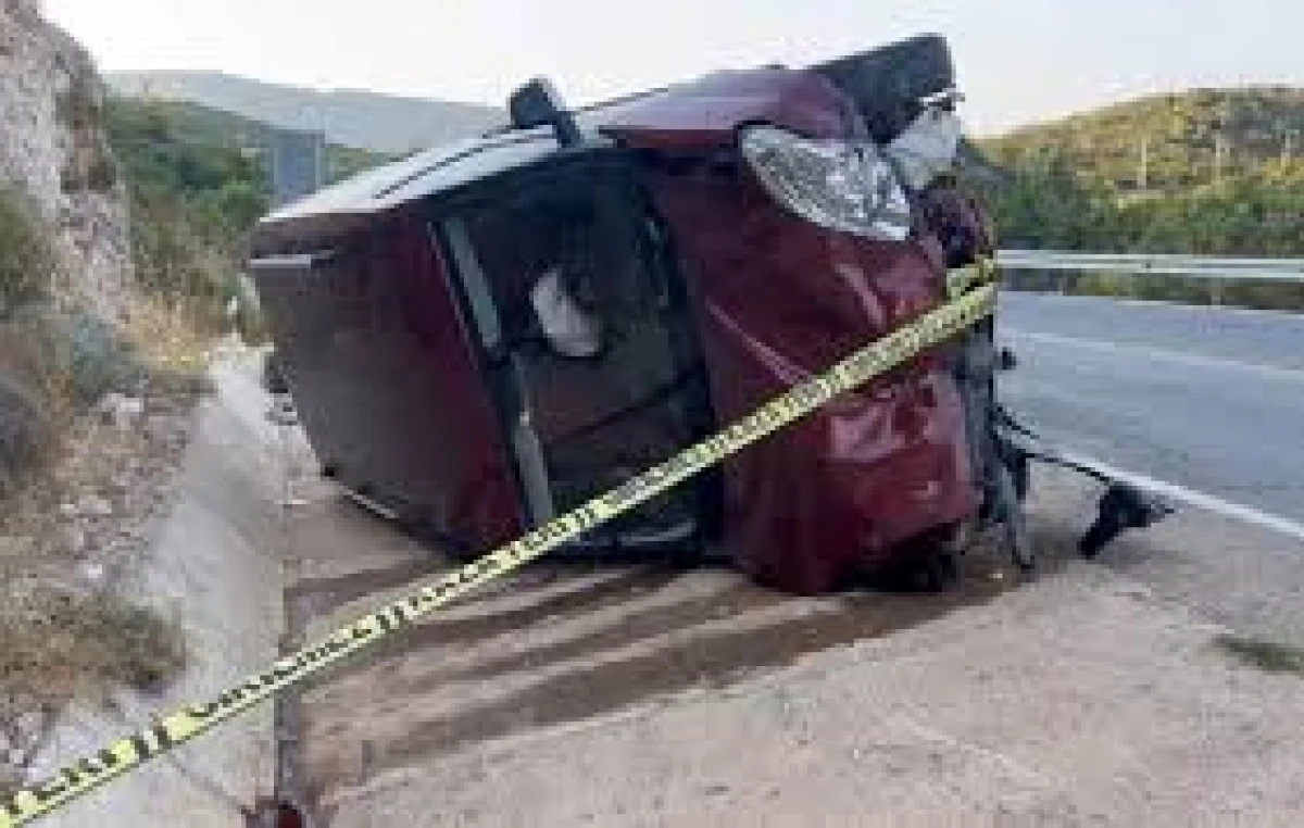 Antalya'da Kamyonet Ters Döndü: 6 Yaralı