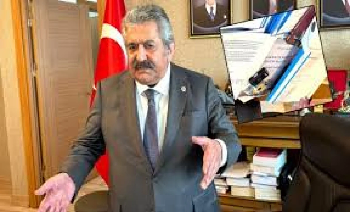 MHP'li Feti Yıldız'ın odasında dikkat çeken detay! Öcalan'ın kitabı masasında