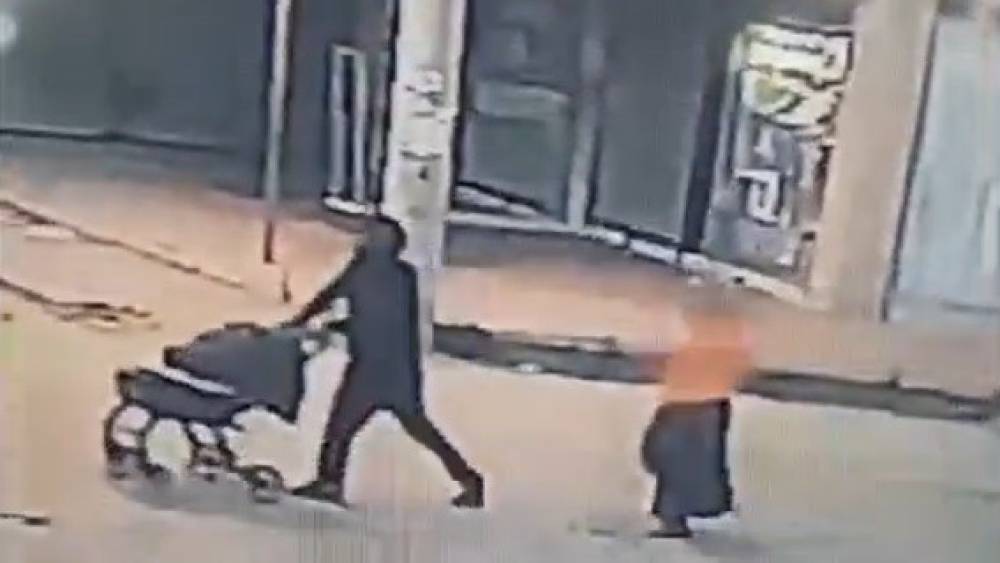BEBEK ARABALI HIRSIZLAR ÖNCE KAMERAYA SONRA POLİSE YAKALANDI