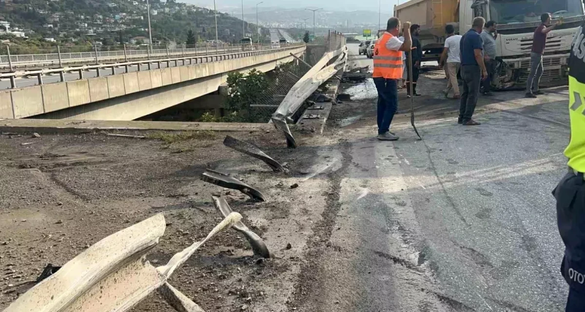 Hatay'da Tır Bariyerlere Çarptı, Can Kaybı Yok