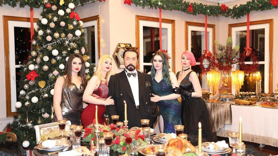ADNAN OKTAR'A VERİLEN 8 BİN YILLIK CEZA ONANDI! DURUŞMAYA KATILAN KEDİCİK, OKTAR'I GÖRÜNCE KENDİNİ TUTAMADI