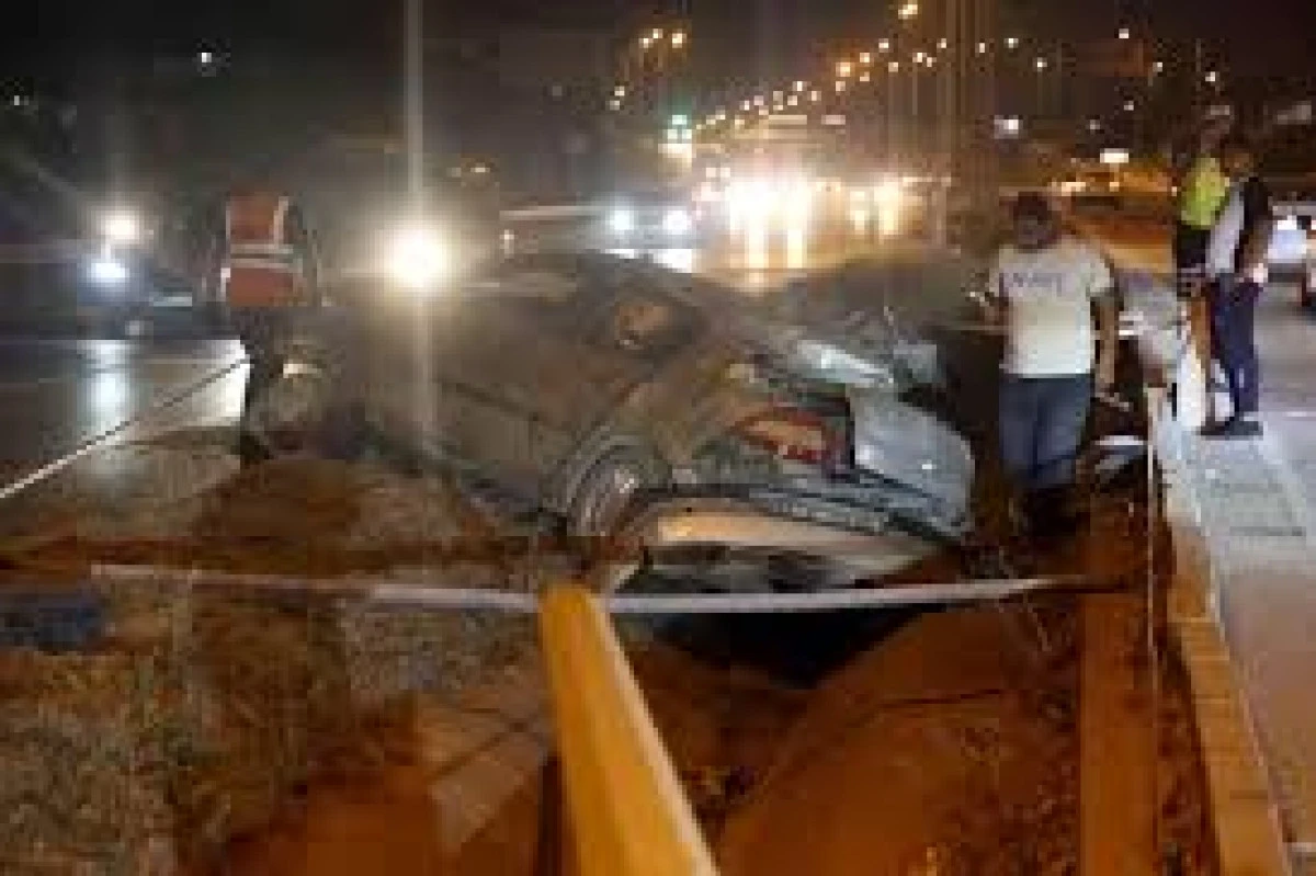 Hatay'da Aydınlatma Direğine Çarpan Otomobilde 4 Yaralı