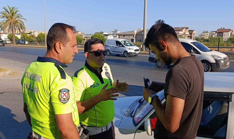 TRAFİĞİ TEHLİKEYE DÜŞÜREN GENÇ SÜRÜCÜYE TRAFİK POLİSİNDEN AZ CEZA ÇOKÇA NASİHAT