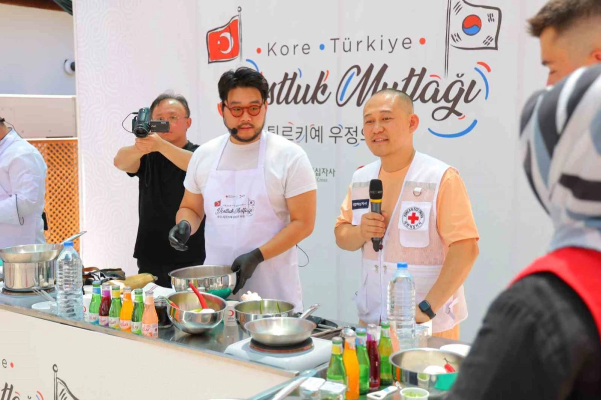 DEPREM BÖLGESİNDE DOSTLUK YEMEĞİ... KORELİ VE TÜRK GÖNÜLLÜLER ORTAK MUTFAKTA BULUŞTU