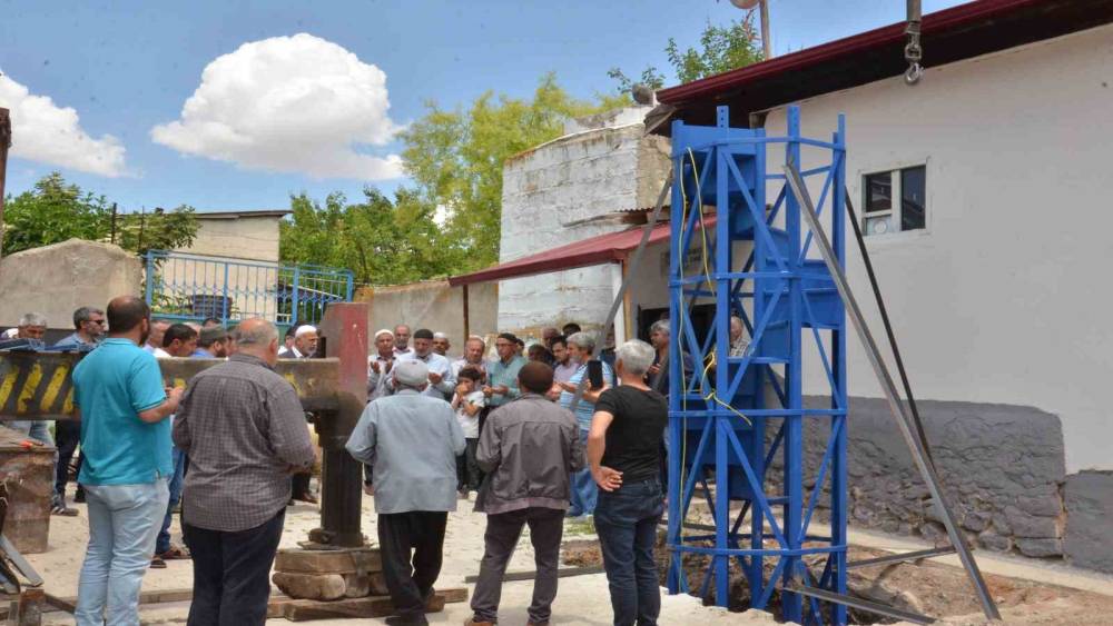 MAHALLELİDEN GÜÇ BİRLİĞİ: DEPREMDE YIKILAN MİNARENİN YERİNE FİBERGLAS VE ÇELİKLE YENİSİ YAPILIYOR