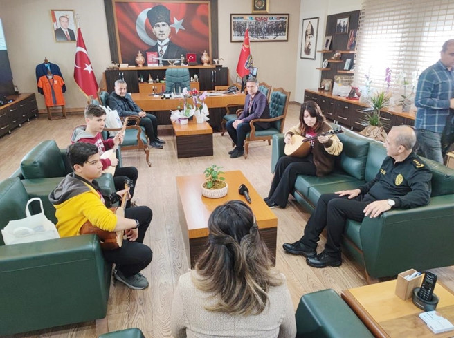 EMNİYET MÜDÜRÜNÜN MAKAMINDA SAZLI SÖZLÜ 'POLİS HAFTASI' KUTLAMASI