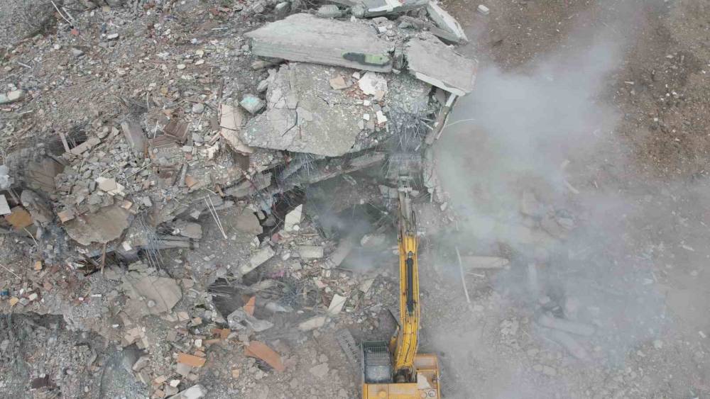 KAHRAMANMARAŞ’TA AĞIR HASARLI BİNALARIN YIKIMI SÜRÜYOR