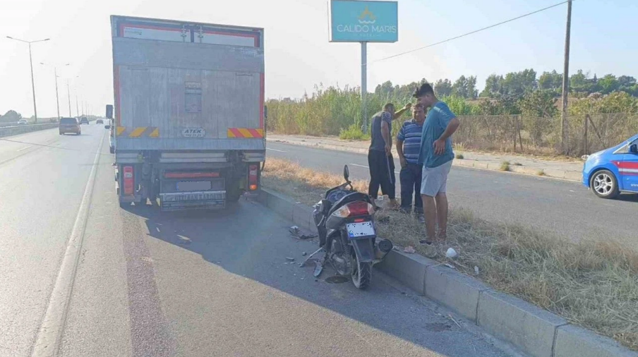 KAMYONA ARKADAN ÇARPAN MOTOSİKLET SÜRÜCÜSÜ YARALANDI