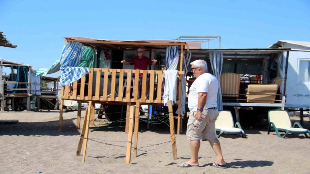 5 YILDIZLI OTELLERE KOMŞU ÇARDAKLARDA CARETTA CARETTA YUVALARINI KORUYARAK TATİL YAPIYORLAR