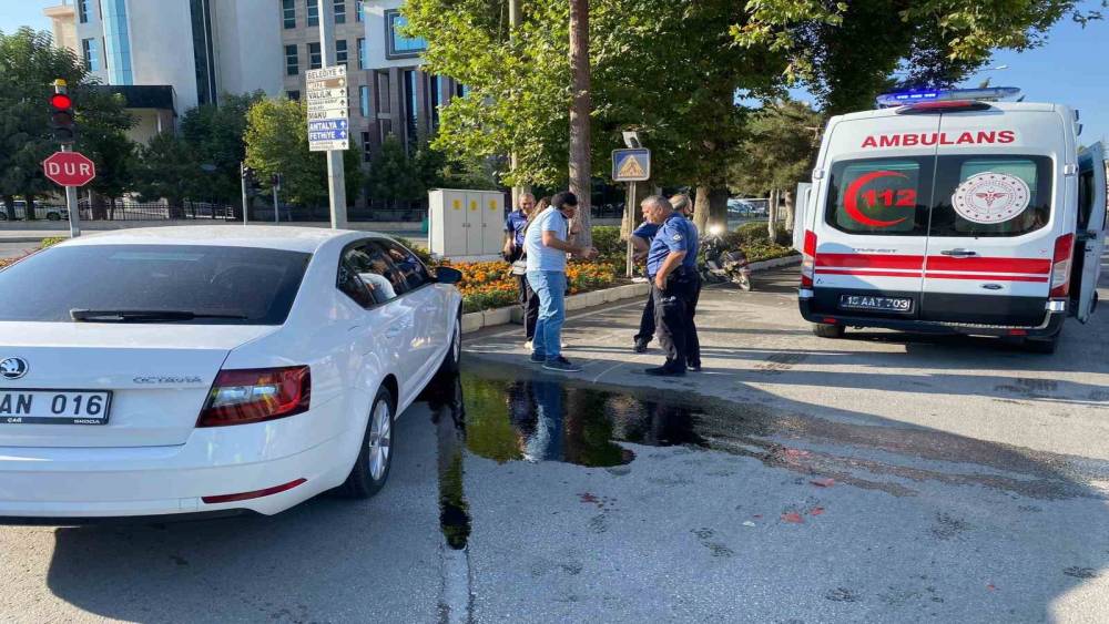 BURDUR’DA ELEKTRİKLİ BİSİKLET İLE OTOMOBİL ÇARPIŞTI: 4 YARALI