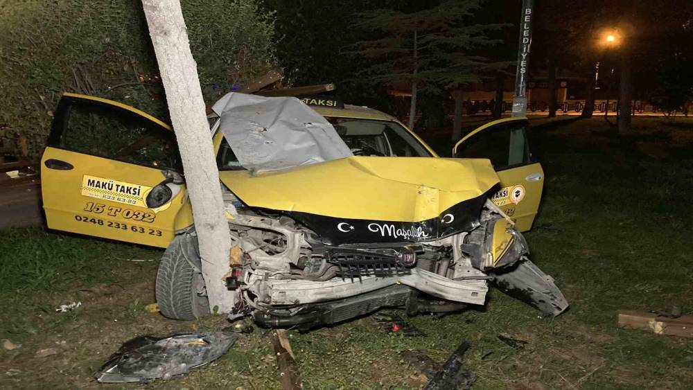 BURDUR’DA POLİSİN "DUR" İHTARINA UYMAYAN EHLİYETSİZ VE ALKOLLÜ TAKSİ SÜRÜCÜSÜ ÇAY BAHÇESİNE DALDI