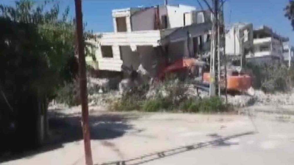 BİNANIN YIKIM ESNASINDA İŞ MAKİNASININ ÜZERİNE ÇÖKTÜĞÜ ANLAR KAMERADA