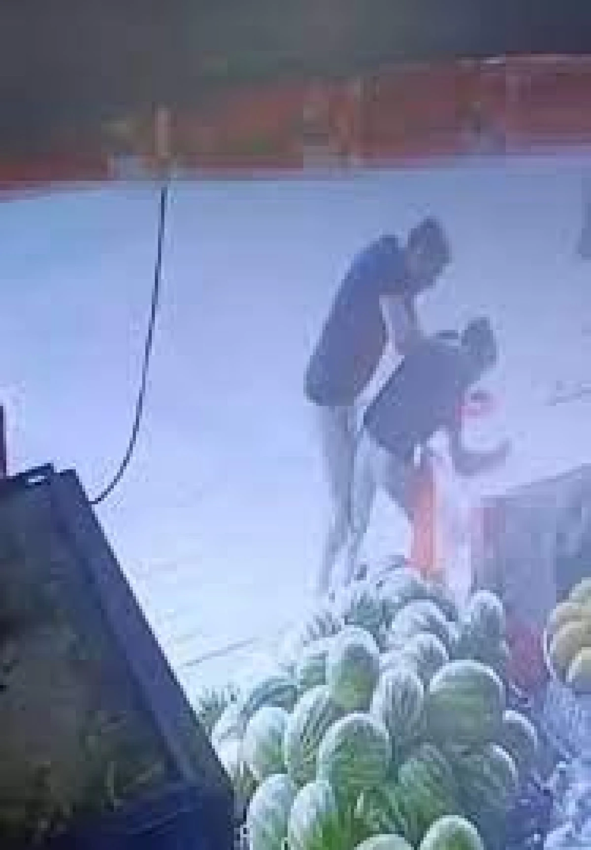 Sipariş ettiği marulu beğenmeyen bekçi, 15 yaşındaki çırağı darbetti