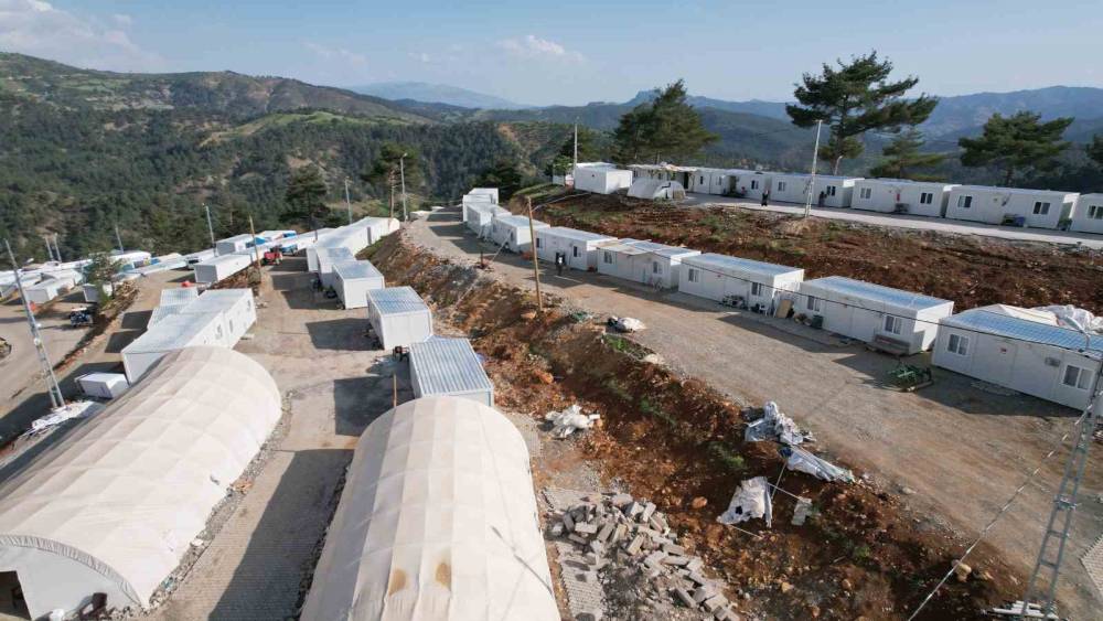DEV KAYALAR KÖYÜ TEHDİT ETTİ, BİN RAKIMLI ZİRVEYE KONTEYNER KENT KURULDU