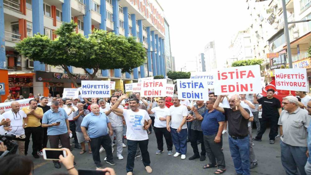 MERSİN’DE ÇARŞI ESNAFI DÜKKANLARININ YIKILMAMASI İÇİN YOLU TRAFİĞE KAPATTI