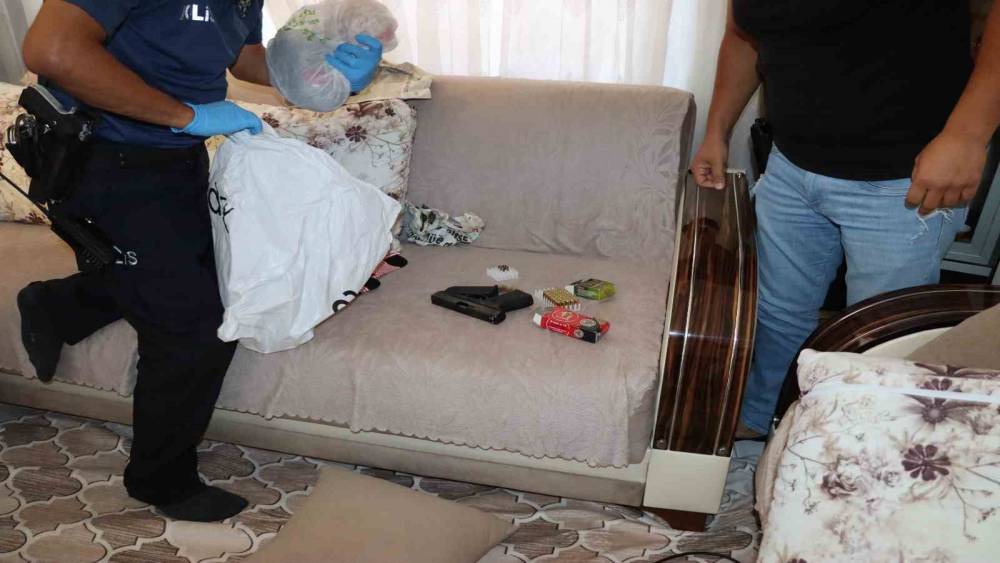 MERSİN’DE ORGANİZE SUÇ ÖRGÜTÜ ÇÖKERTİLDİ: AVRUPA ÜLKELERİNDE GEÇERLİ ÇOK SAYIDA SAHTE KİMLİK VE SÜRÜCÜ BELGESİ ELE GEÇİRİLDİ